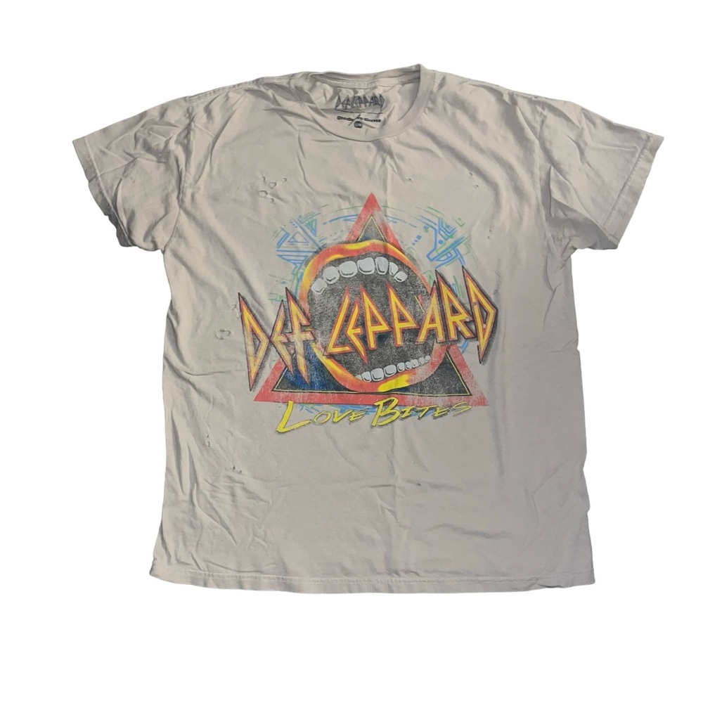 Def Leppard graphic band tee by goodie two sleeves 
Size S/M